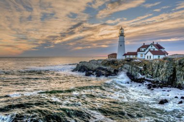 Portland Head ışık, Cape Elizabeth, Maine tarihi bir deniz feneri var. Sabahın erken saatlerinde 