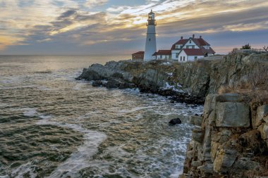 Portland Head ışık, Cape Elizabeth, Maine tarihi bir deniz feneri var. Sabahın erken saatlerinde 