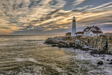 Portland Head ışık, Cape Elizabeth, Maine tarihi bir deniz feneri var. Sabahın erken saatlerinde 