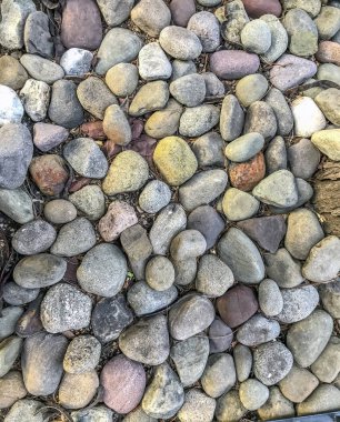 Organize pepples ve yolda düzenlenen kayalar