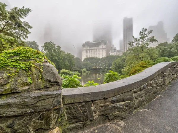 Central Park New York City Deki Gapstow Köprüsü — Stok fotoğraf