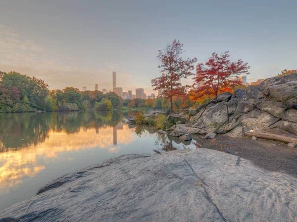 At the lake in Central Park — Stock Photo, Image
