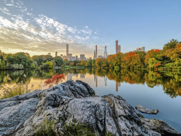 Vid sjön i central park — Stockfoto