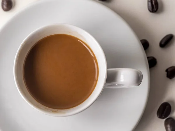 Espressokaffee in weißer Tasse — Stockfoto