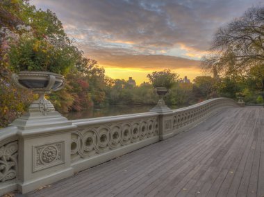 Geç sonbaharda Bridge'de yay