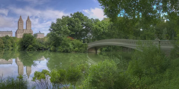 Bow Bridge panoramisch in de zomer — Stockfoto