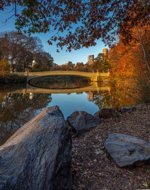 Pruva köprüsü, Central Park, New York Sonbaharın sonlarında açık havada