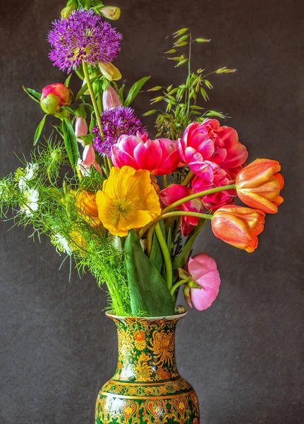 Buquê Flores Uma Coleção Flores Arranjo Criativo Fundo Preto Estúdio — Fotografia de Stock