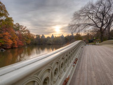 Pruva köprüsü, Central Park, New York Sonbaharın sonlarında sabahın erken saatlerinde