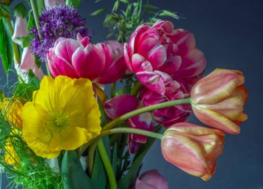 Stüdyo ortamında çiçek aranjmanını kapat