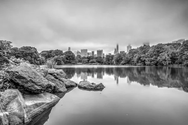 Vid Sjön Central Park New York City Manhattan Början Sommaren — Stockfoto
