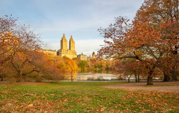 Nad Jeziorem Central Parku Nowy Jork Manhattan Późną Jesienią — Zdjęcie stockowe