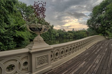 Central Park, New York 'ta sabahın erken saatlerinde köprüde.