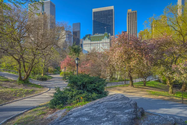 Central Park Bahar Erken Saatlerde New York City Plaza Hotel — Stok fotoğraf