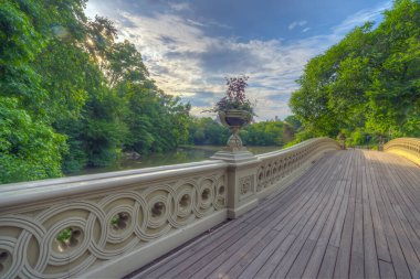 Pruva köprüsü, Central Park, New York Sabah erken saatlerde bulutlu bir günde