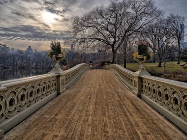 Pruva köprüsü, New York Şehri Central Park, bulutlu bir günde sabahın erken saatlerinde