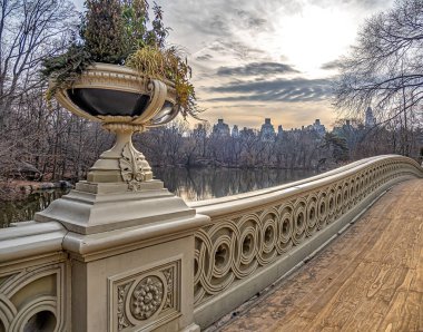 Pruva köprüsü, New York Şehri Central Park, bulutlu bir günde sabahın erken saatlerinde
