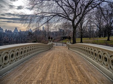 Pruva köprüsü, New York Şehri Central Park, bulutlu bir günde sabahın erken saatlerinde