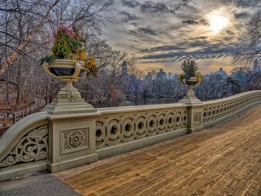 Pruva köprüsü, New York Şehri Central Park, bulutlu bir günde sabahın erken saatlerinde