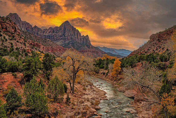 Zion National Park Início Orning Com Céu Dramático Imagem De Stock