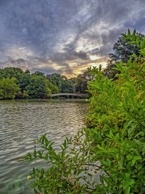 Pruva köprüsü, Central Park, New York, Sonbaharın başlarında sabah bulutlarla