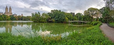 Pruva köprüsü, Central Park, New York, Sonbaharın başlarında sabah bulutlarla