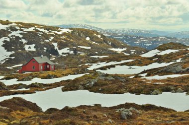 Urliken üzerinde Norveç dağlar - kırmızı küçük ev