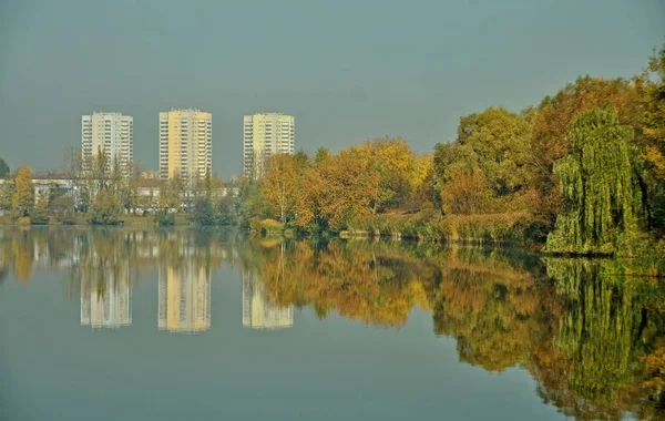 Cidade Katowice Verde Edifícios Lago Vale Três Lagoas Fotos De Bancos De Imagens