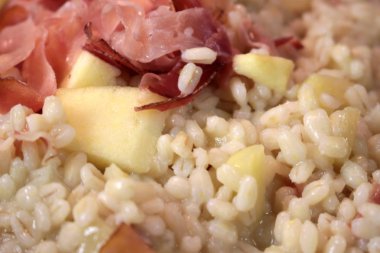 Bacon ve elma ile pirinç