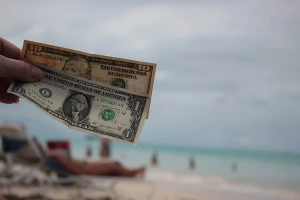 Dollars op het strand — Stockfoto
