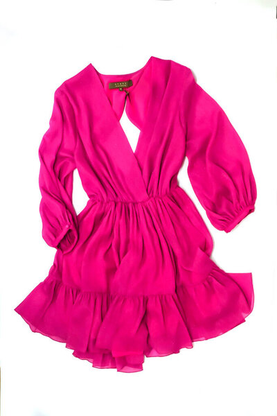 розовое платье на белом фоне