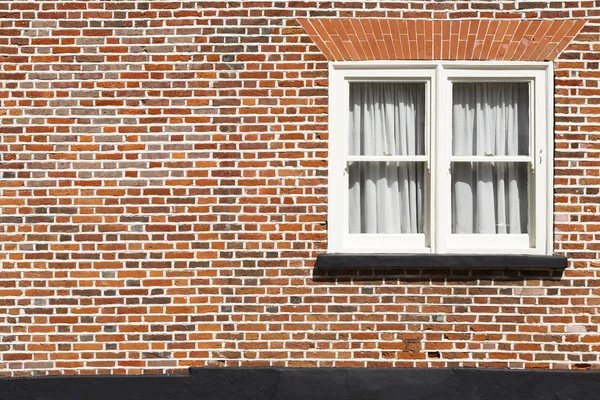 Arka Plan Boşaltmak Ile Geleneksel Kanat Pencere Kırmızı Tuğla Duvar — Stok fotoğraf