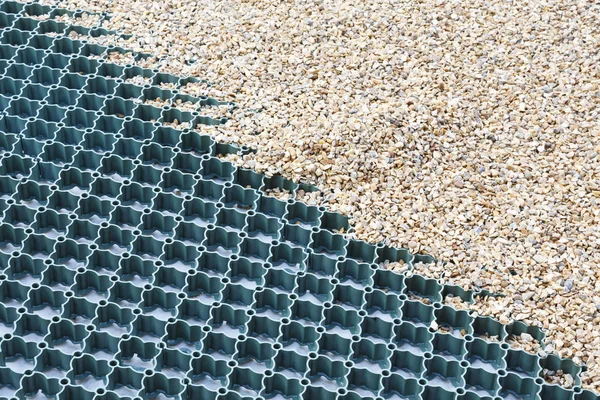 砂利私道に設置されたプラスチック グリッド地面を保護し 砂利の移動を防ぎます — ストック写真