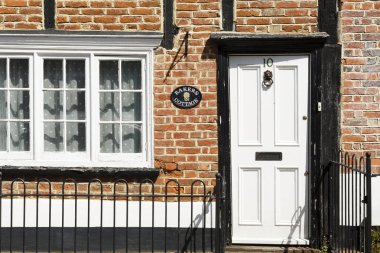 Winslow, İngiltere - 27 Nisan 2015. Geleneksel Gürcü ön kapıya tarihi pazar kasaba Winslow, Buckinghamshire Tudor bir yazlık
