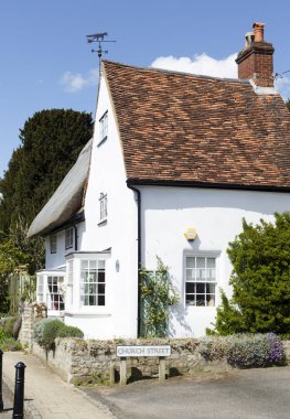 Winslow, İngiltere - 27 Nisan 2015. Geleneksel bir İngiliz evinin Buckinghamshire'deki/daki oteller Winslow tarihi pazar kasaba kilise Caddesi üzerinde