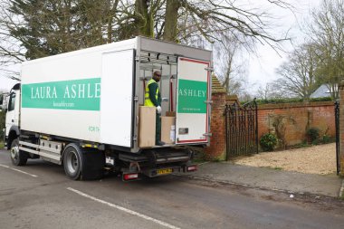Buckingham, İngiltere - 06 Şubat 2018. Laura Ashley Buckinghamshire içinde bir ev için bir teslimat yapar. Laura Ashley hisselerine 2015 yılından bu yana neredeyse 90 oranında düşmüş.