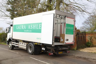 Buckingham, İngiltere - 06 Şubat 2018. Laura Ashley Buckinghamshire içinde bir ev için bir teslimat yapar. Laura Ashley hisselerine 2015 yılından bu yana neredeyse 90 oranında düşmüş.