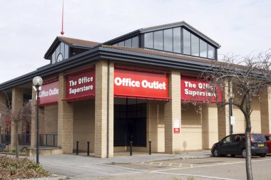 Milton Keynes, İngiltere - 29 Mart 2018. Office Outlet mağaza önünde bir perakende parkı üzerinde. Eski Amerikan şirket Staples Inc aittir, Uk stok Hilco için 2016 yılında satılan ve Office çıkış rebranded 