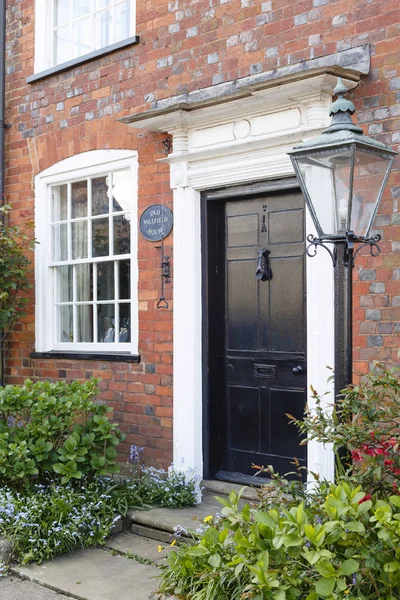 温斯洛 2015年4月27日 前门和入口方式到一个传统的历史上英国的砖房子在历史上的白金汉郡镇的温斯洛 — 图库照片