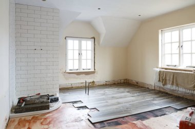 Banyo ripout ve döşeme bir remodeling, yılı ve yenileme önce
