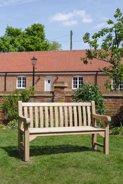 花园家具木凳在正式维多利亚式英语庭院里 — 图库照片