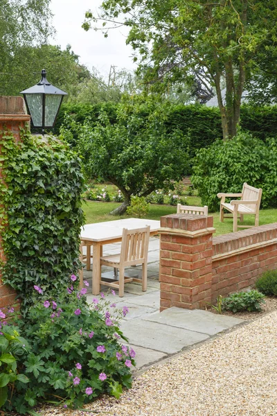 Jardim Inglês Reino Unido Verão Com Pátio Mobiliário Jardim — Fotografia de Stock