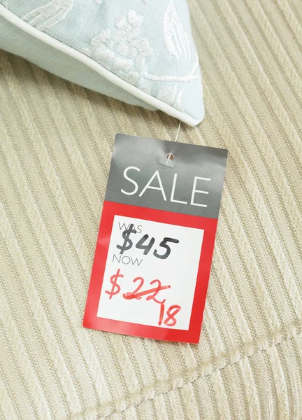 价格标签的模拟显示在零售商店出售的打折产品的价格降低 以美元计价的美国市场 — 图库照片