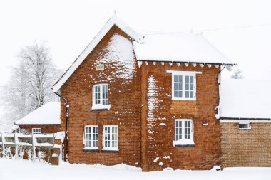 Çatı ve tuğla duvarlı eski Victorian house kış aylarında karla kaplı