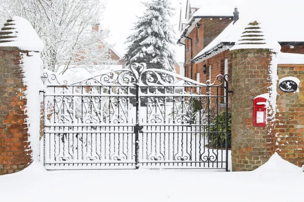 Βικτοριανή Σιδηρές Πύλες Ένα Μεγάλο Αγγλικό Σπίτι Στο Χιόνι Χριστούγεννα — Φωτογραφία Αρχείου