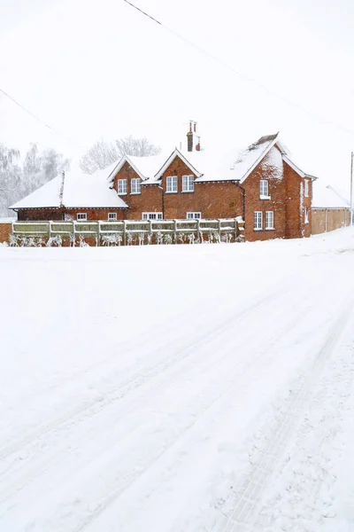 Egy Viktoriánus Parasztház Télen Hóval Borított Road Előtérben England Egyesült — Stock Fotó