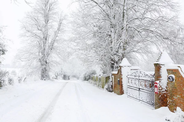 Nieve Cubierta Carretera Británica Fuera Entrada Una Antigua Casa Rodeada — Foto de Stock
