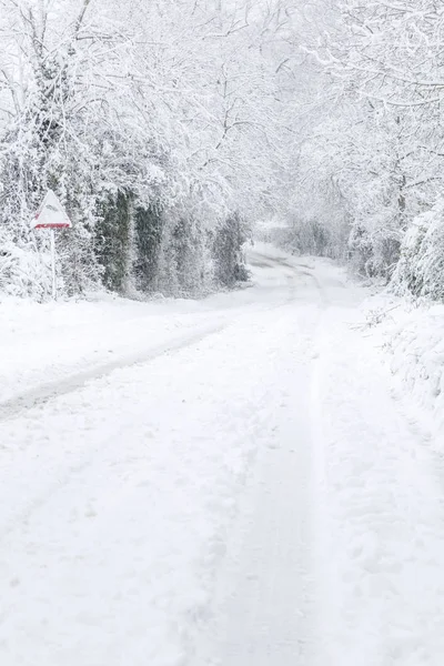 田舎のイギリスの国の車線は 冬は雪に覆われました イギリス バッキンガムシャー — ストック写真