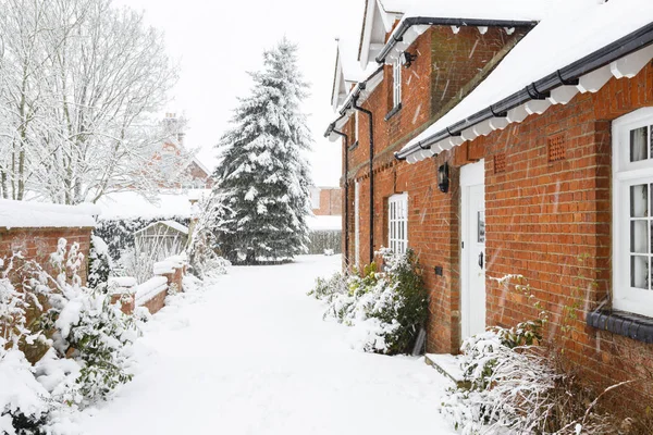 Английский Загородный Дом Зимой Заснеженной Проезжей Частью — стоковое фото