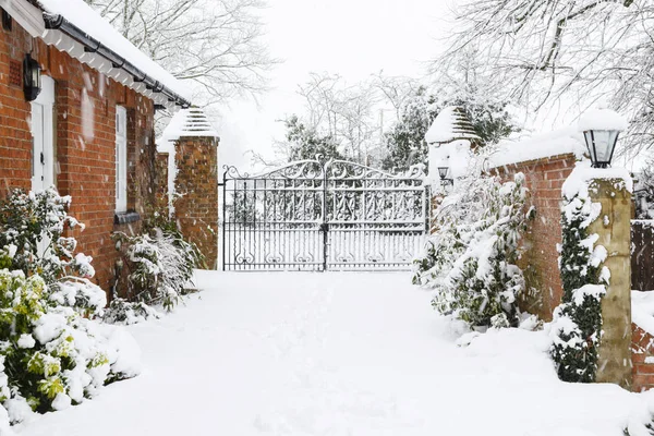 Eingang Zum Viktorianischen Haus Mit Gusseisernen Toren Mit Winter Schneebedeckter — Stockfoto